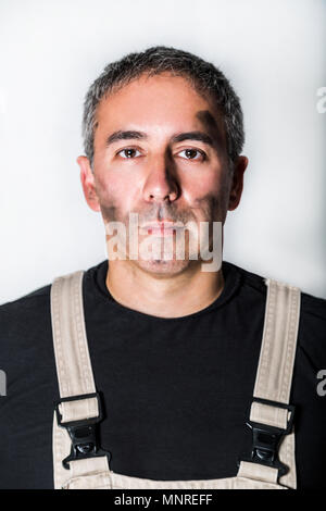 Portrait von Mann Arbeiter Spezialist Klempner, Ingenieur oder Konstrukteur in Weiß schmutzige alte schäbige arbeiten Anzug, schwarzes T-Shirt stehen auf weißen Isolat Stockfoto