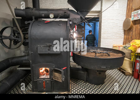 Eine industrielle Kaffeebohne Röster mit einem mechanischen Arm langsam drehende frisch gerösteten Kaffeebohnen abkühlen lassen, Istanbul, Türkei. Stockfoto