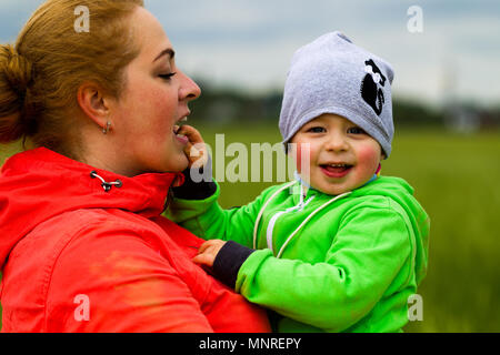 Kleines Mädchen mit Mama auf einem Spaziergang Stockfoto