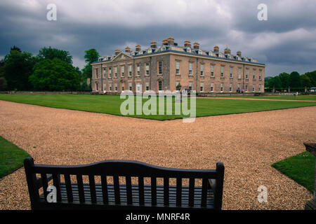 Seat und Althorp House Northamptonshire Familie Haus von Diana Spencer Aussicht Sitzplätze Wolken Donner Wetter Pfad Kies großes großes Haus Stockfoto