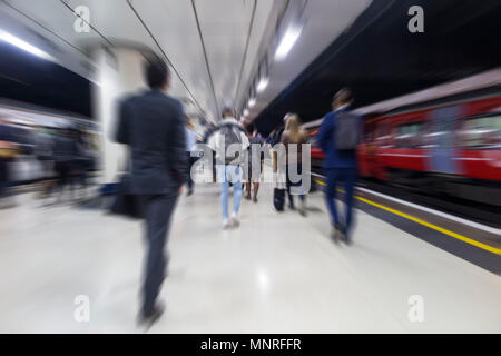 Pendler Racing auf der Plattform eines Londoner Station zu arbeiten, sobald der Zug zieht Stockfoto