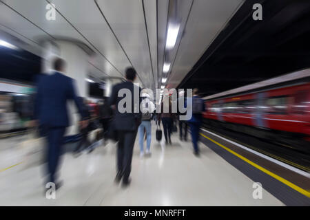 Pendler Racing auf der Plattform eines Londoner Station zu arbeiten, sobald der Zug zieht Stockfoto