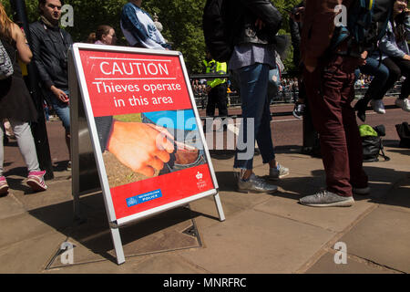 Ein Schild warnt der Diebe außerhalb der Buckingham Palace - Vorsicht, Diebe in diesem Gebiet operieren Stockfoto