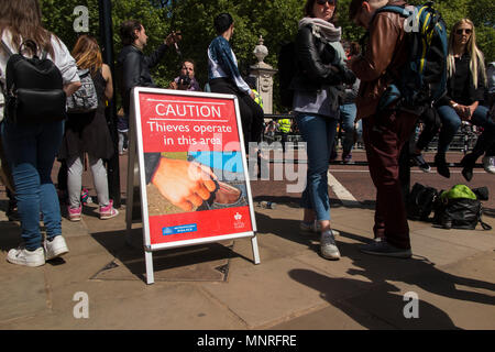 Ein Schild warnt der Diebe außerhalb der Buckingham Palace - Vorsicht, Diebe in diesem Gebiet operieren Stockfoto