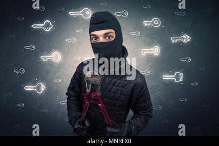 Einbrecher stehen Werkzeuge in seiner Hand. Stockfoto