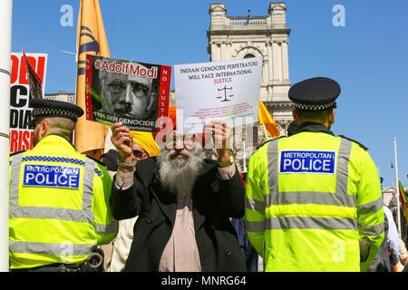 Hunderte von Demonstranten demonstriert in Parliament Square als Narendra Modi der indische Premierminister nimmt an Tagung der Regierungschefs des Commonwealth, QE II Conference Centre bietet: Atmosphäre, Wo: London, Vereinigtes Königreich, wenn: 18 Apr 2018 Credit: Dinendra Haria/WANN Stockfoto