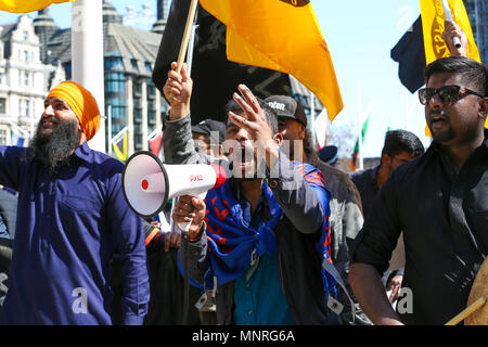 Hunderte von Demonstranten demonstriert in Parliament Square als Narendra Modi der indische Premierminister nimmt an Tagung der Regierungschefs des Commonwealth, QE II Conference Centre bietet: Atmosphäre, Wo: London, Vereinigtes Königreich, wenn: 18 Apr 2018 Credit: Dinendra Haria/WANN Stockfoto
