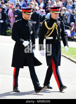 Prinz Harry (links) und der Herzog von Cambridge (rechts) an der St. George's Chapel auf Schloss Windsor für die Hochzeit von Meghan Markle und Prinz Harry. Stockfoto