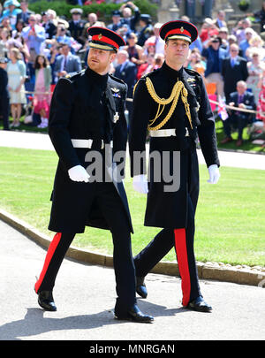 Prinz Harry (links) und der Herzog von Cambridge (rechts) an der St. George's Chapel auf Schloss Windsor für seine Hochzeit. Stockfoto