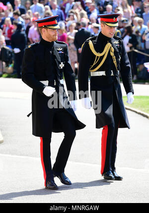 Prinz Harry (links) und der Herzog von Cambridge (rechts) an der St. George's Chapel auf Schloss Windsor für die Hochzeit von Meghan Markle und Prinz Harry. Stockfoto