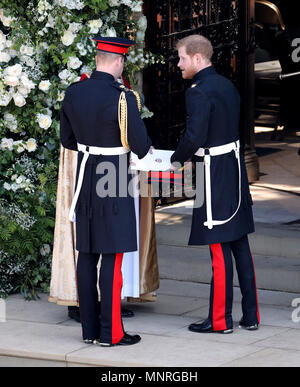 Prinz Harry (rechts) und der Herzog von Cambridge kommen für die Hochzeit von Prinz Harry und Meghan Markle im Schloss Windsor. Stockfoto