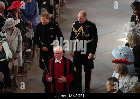 Prinz Harry (links) geht mit seinen besten Mann, der Herzog von Cambridge, als er ankommt in St. George's Chapel auf Schloss Windsor für seine Hochzeit zu Meghan Markle. Stockfoto