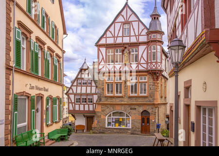 Urzig Dorf an der Mosel zwischen der Mosel und den Weinbergen in Rheinland-Pfalz Deutschland Stockfoto