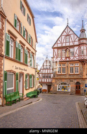 Urzig Dorf an der Mosel zwischen der Mosel und den Weinbergen in Rheinland-Pfalz Deutschland Stockfoto