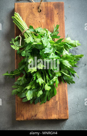 Organische italienische Blattpetersilie closeup auf schwarzen Hintergrund, gesunde, vegetarische Lebensmittel Zutat. Frische Petersilie. Stockfoto