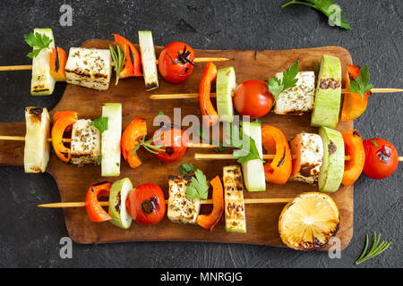Vegetarisch grillen. Vegetarische Spieße mit Halloumi Käse und Gemüse auf schwarzem Hintergrund, kopieren. Stockfoto