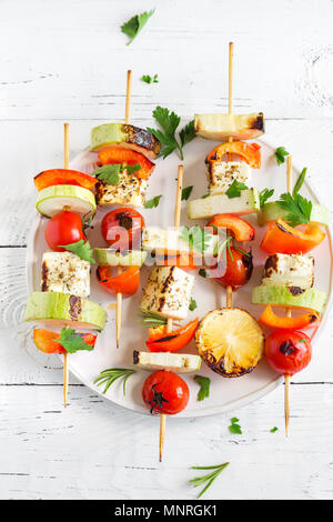 Vegetarisch grillen. Vegetarische Spieße mit Halloumi Käse und Gemüse auf weißem Hintergrund, kopieren. Stockfoto