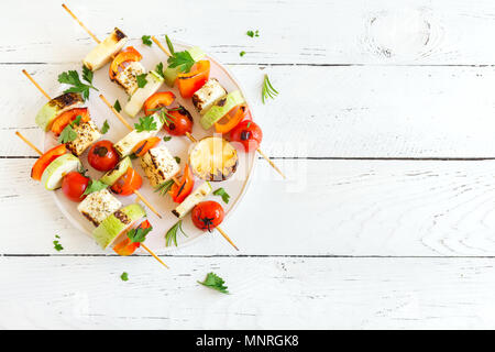 Vegetarisch grillen. Vegetarische Spieße mit Halloumi Käse und Gemüse auf weißem Hintergrund, kopieren. Stockfoto