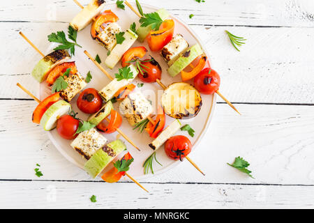 Vegetarisch grillen. Vegetarische Spieße mit Halloumi Käse und Gemüse auf weißem Hintergrund, kopieren. Stockfoto