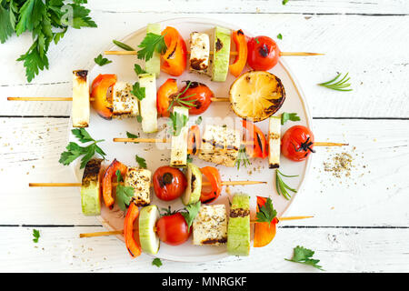 Vegetarisch grillen. Vegetarische Spieße mit Halloumi Käse und Gemüse auf weißem Hintergrund, kopieren. Stockfoto