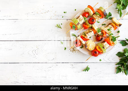 Vegetarisch grillen. Vegetarische Spieße mit Halloumi Käse und Gemüse auf weißem Hintergrund, kopieren. Stockfoto
