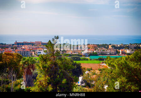 Höchster Punkt der Paphos Stadt und das Meer. Stockfoto