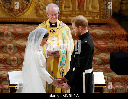 Prinz Harry und Meghan Markle Exchange Gelübde in St. George's Chapel auf Schloss Windsor während ihrer Hochzeit Service, geleitet durch den Erzbischof von Canterbury Justin Welby. Stockfoto