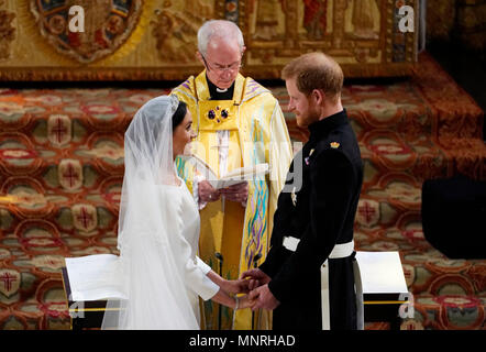 Prinz Harry und Meghan Markle Exchange Gelübde in St. George's Chapel auf Schloss Windsor während ihrer Hochzeit Service, geleitet durch den Erzbischof von Canterbury Justin Welby. Stockfoto