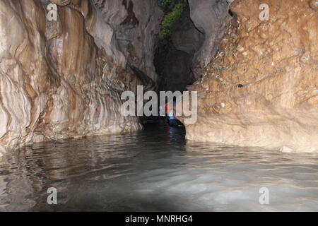 Der Räuber Höhle. Manchmal Natur fängt die besten Bilder es überhaupt ist. Der Räuber Höhle ist einer der seltenen Orte. Räuber Höhle am besten Picknickplatz. Stockfoto