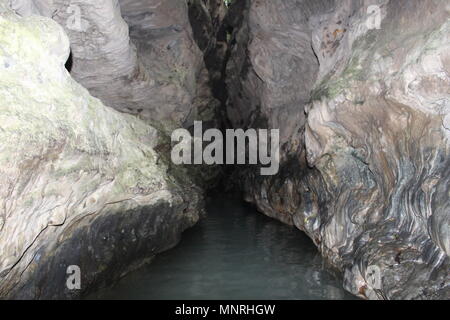 Der Räuber Höhle. Manchmal Natur fängt die besten Bilder es überhaupt ist. Der Räuber Höhle ist einer der seltenen Orte. Räuber Höhle am besten Picknickplatz. Stockfoto