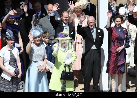 Königin Elizabeth II. und die anderen Mitglieder der Königlichen Familie Welle nach der Hochzeit von Prinz Harry und Meghan Markle im St George's Chapel in Windsor Castle. Stockfoto