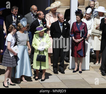 Mitglieder der Königlichen Familie zu beobachten, als Prinz Harry und Meghan Markle Fahrt in einem offenen Wagen durch das Windsor Castle gekrönt Nach ihrer Hochzeit in St. George's Kapelle. Stockfoto