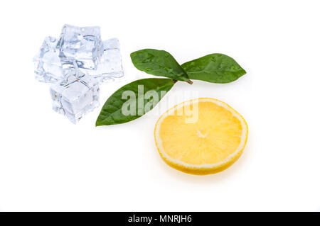 Runde Scheibe der Helle, frische, saftige Zitrone und ein paar grüne Blätter und Eiswürfel auf weißem Hintergrund. isoliert. Stockfoto