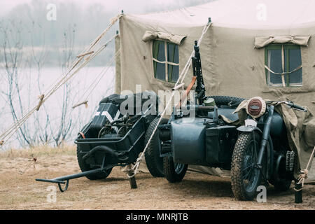 Trophy Motorrad der Wehrmacht Truppen mit einem Maschinengewehr und eine Infanterie Handwerk Schubkarre stand in der Nähe des militärischen Zelt Stockfoto