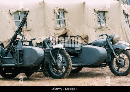 Deutsche erfasst Trophäen des Zweiten Weltkrieges in der Nähe von eine Armee Zelt geparkt Stockfoto