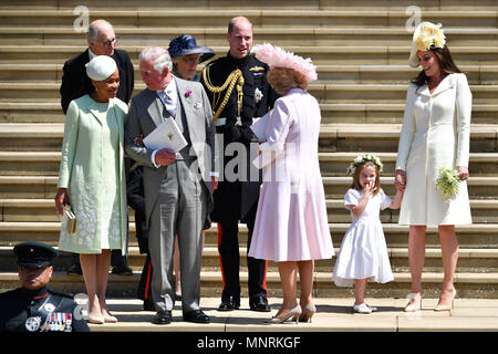 Von Meghan Markle Mutter Doria Ragland, Prinz Charles, Prinz von Wales, der Herzog von Cambridge, die Herzogin von Cornwall und die Herzogin von Cambridge hält ihre Tochter Prinzessin Charlotte's Hand, wie sie die Hochzeit von Prinz Harry und Meghan Markle im St George's Chapel, Windsor verlassen. Stockfoto