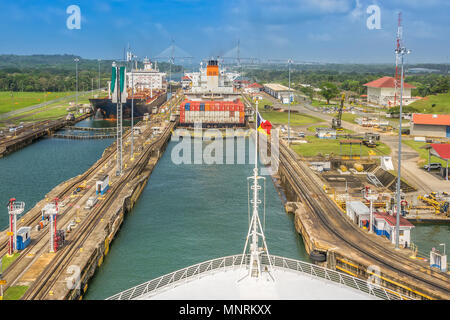 Schiffe, die durch den Panamakanal, Panama, Mittelamerika Stockfoto