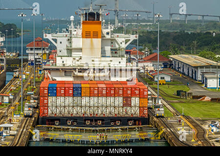 Schiff durch den Panamakanal, Panama, Mittelamerika Stockfoto