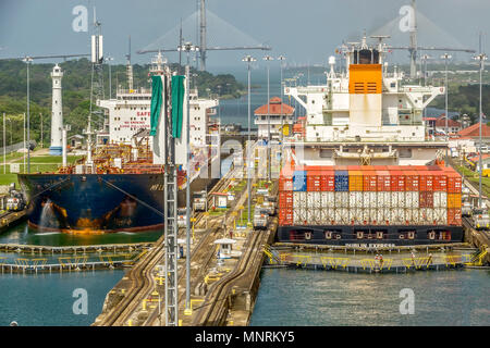 Schiffe, die durch den Panamakanal, Panama, Mittelamerika Stockfoto