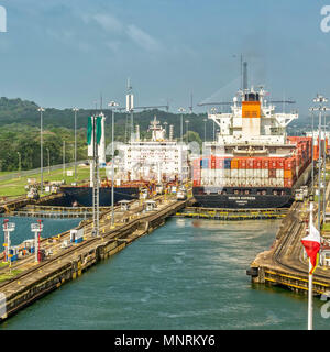 Schiff durch den Panamakanal, Panama, Mittelamerika Stockfoto