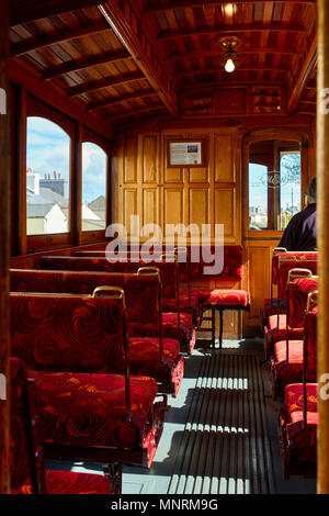 Innenraum eines Manx Electric Railway Straßenbahnwagen auf dem Weg in Douglas, Isle of Man Stockfoto