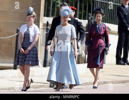 Lady Louise Windsor, Sophie Gräfin von Wessex und Princess Royal kommen an der St. George's Chapel auf Schloss Windsor für die Hochzeit von Meghan Markle und Prinz Harry. Stockfoto