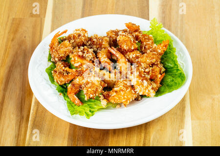 Teig Garnelen mit Salat Stockfoto