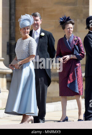 Sophie Gräfin von Wessex (links), Princess Royal (rechts) und Vice Admiral Sir Timothy Laurence kommen an der St. George's Chapel auf Schloss Windsor für die Hochzeit von Meghan Markle und Prinz Harry. Stockfoto