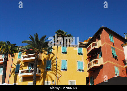 Villefranche Sur Mer ist der Ort, den man an der Cote d'Azur in Frankreich sehen kann. Das sind die farbenfrohen Wohngebäude an der Hauptstraße. Stockfoto