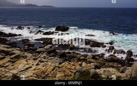 Felsige Küstenlinie entlang des Pazifischen Ozean in der Nähe von Monterrey, Kalifornien Stockfoto