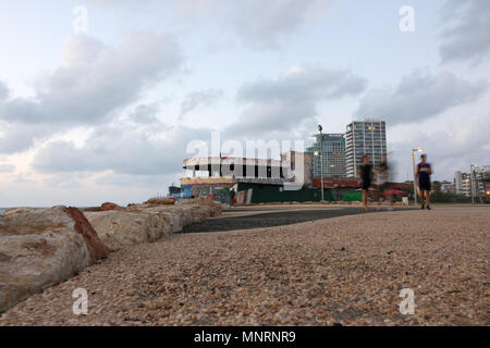 Tel Aviv, Israel - 13. Mai 2018: Blick auf die ehemalige Diskothek Delfinarium in Tel Aviv, wo am 1. Juni 2001 einen islamischen Terroristen mit der Hamas verbunden Stockfoto