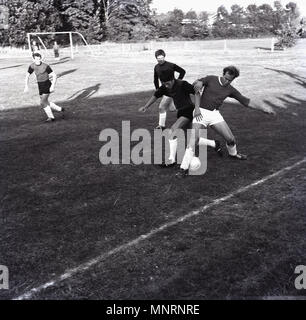 1960 s, amateur männlichen Fußballer spielen ein Spiel, zwei Spieler, die in der Nähe der Touchline, England, UK. Stockfoto