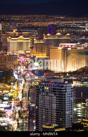 LAS VEGAS - 15. MAI 2018: schöne Stadtbild Luftaufnahme über Las Vegas Nevada in der Nacht mit Beleuchtung und viele luxuriöse Resort Hotels und Kasinos in vi