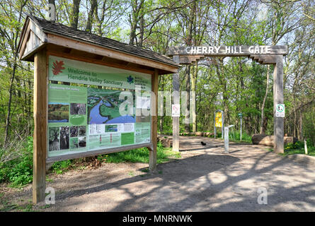 Cherry Hill Gate Eingang Wanderwege in Hendrie Tal Heiligtum in der Royal Botanical Gardens, Burlington, Ontario, Kanada. Eichhörnchen und Streifenhörnchen Stockfoto